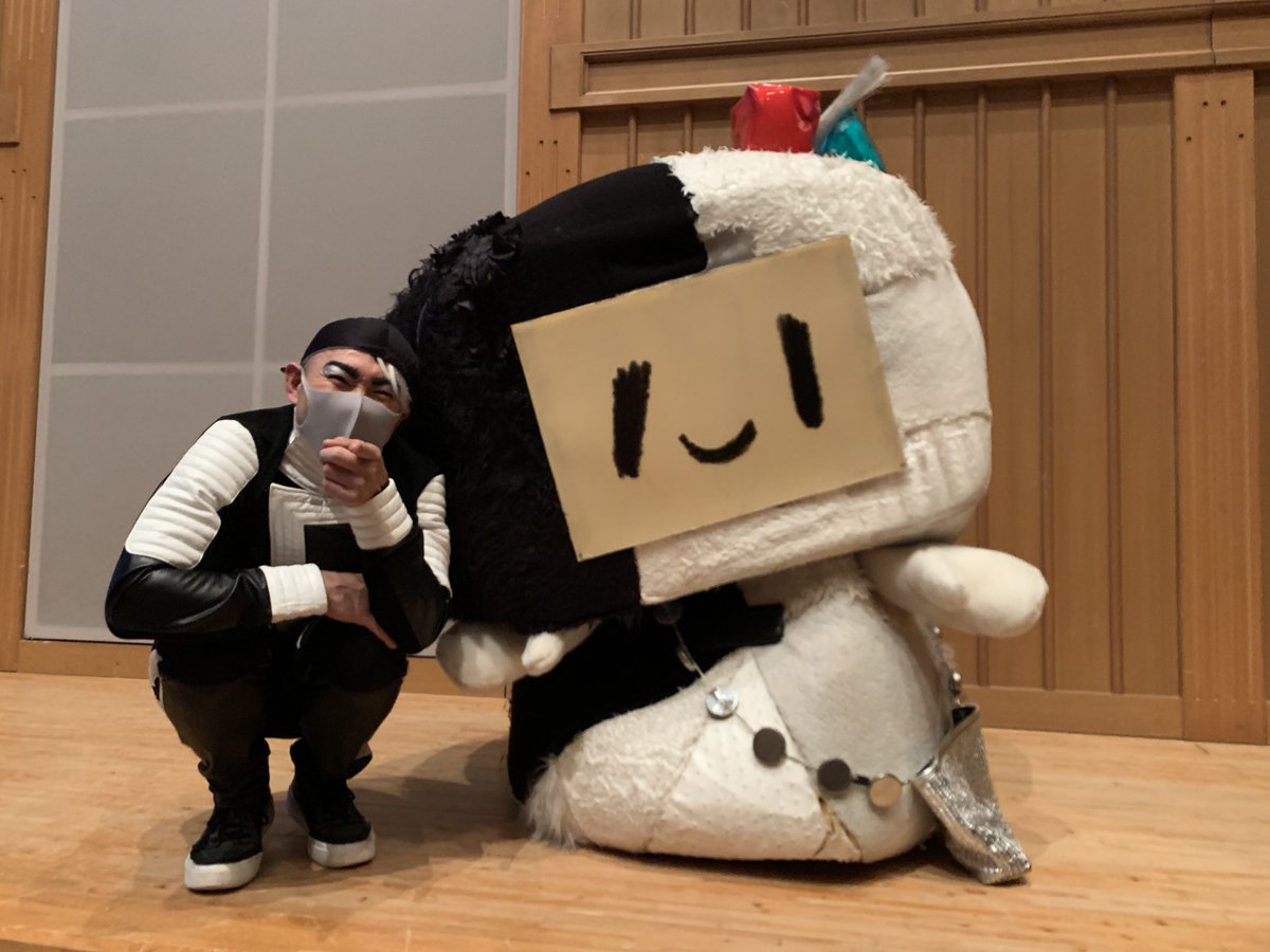 kiyo_____kiyo's tweet photo. ちょこんとしゃがむかわいいゼンコちゃんと川島さん😊

そしてゼンコちゃんが元気いっぱいだからブレる＆自撮りでみんながおさまらないわちゃわちゃ幸せな図🤣
#白A #technocircus #中標津町 #しるべっとホール https://t.co/yEJavBh53E