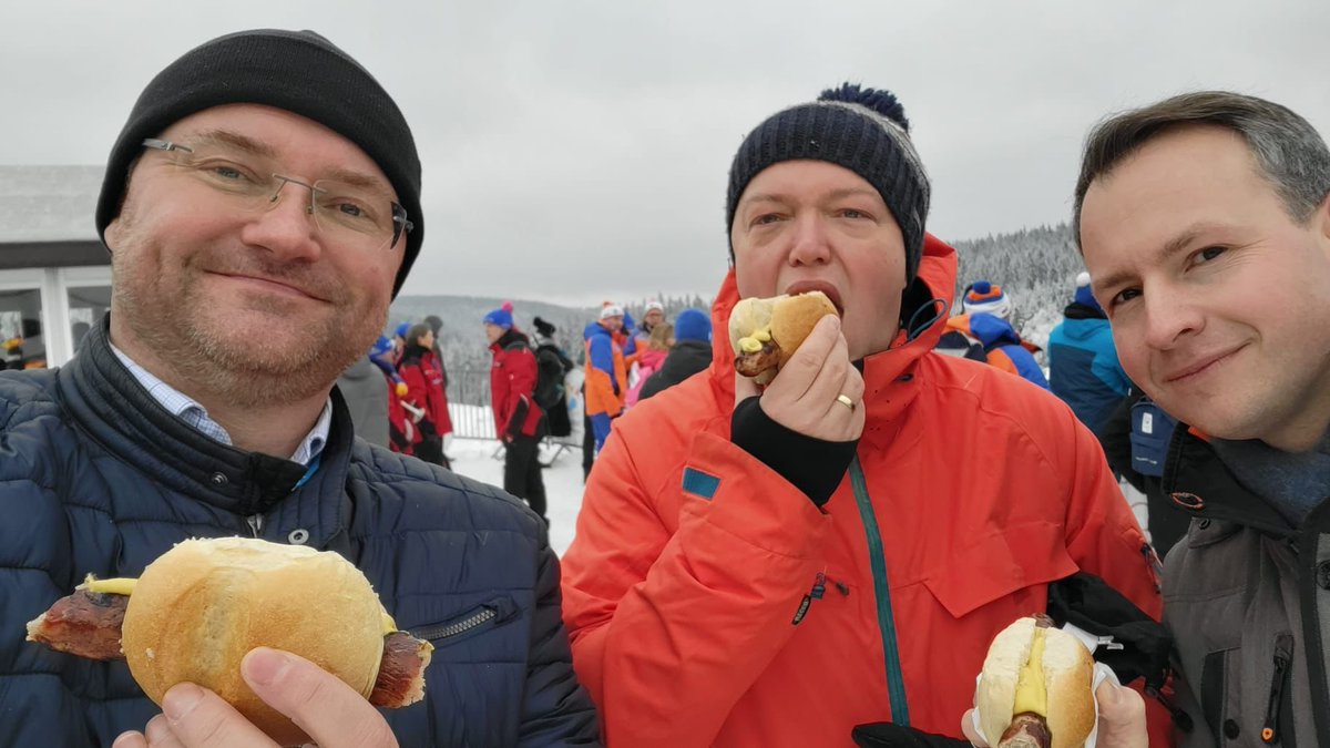 mariovoigt's tweet photo. Klasse Tag 2 bei der #RodelWM in #Oberhof - und dazu gestern direkt am Eiskanal. Herzlichen Glückwunsch zum zweiten 🏅 an @EggertBenecken und 🥉 für @DajanaEitberger! https://t.co/Lq3q7UW2DK