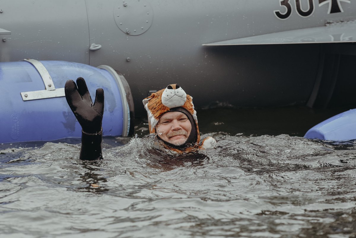 Team_Luftwaffe's tweet photo. Nur etwas für ganz harte: das Donauschwimmen in Neuburg. Auch Teilnehmer des TLG74 inkl. Komo Oberst Gordon Schnittger legten die 4 Km lange Schwimmstrecke zurück. Mit dabei ein Modell des #airambassador. Und ihr so @deutschemarine ? @donaukurier : https://t.co/eToO1ObHuo https://t.co/ySY6JZoxdm