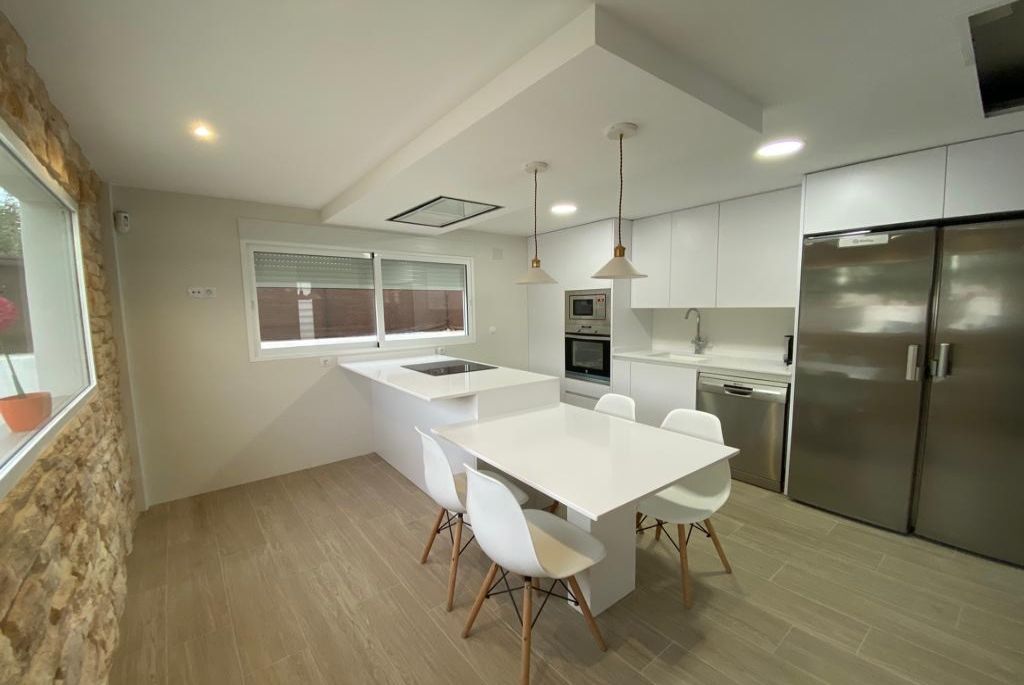 SilestoneWrktop's tweet photo. If you are looking for a durable and easy-to-maintain surface that will last for a long time, then you should consider the Silestone range of quartz

#silestone #silestonekitchenworktopsuk #silestonekitchenworktopsinstallation #silestonekitchenworktops

https://t.co/GOKTxRb1h0 https://t.co/jtmK28hyBv