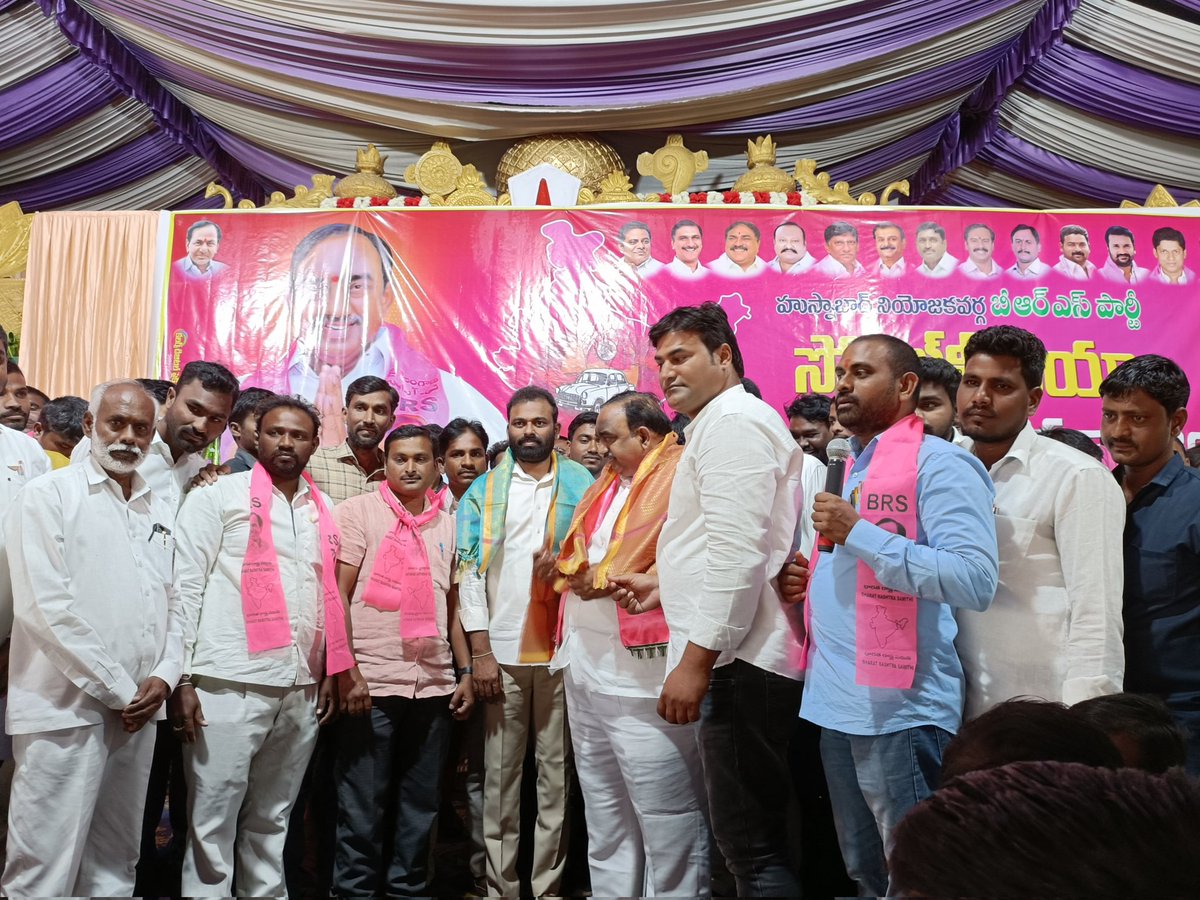 SatishVodithala's tweet photo. హుస్నాబాద్ శుభం గార్డెన్స్ లో బీఆర్ఎస్ పార్టీ సోషల్ మీడియా సమావేశంలో పాల్గొన్న హుస్నాబాద్ ఎమ్మెల్యే శ్రీ వొడితల సతీష్ కుమార్ గారు,బీఆర్ఎస్ సోషల్ మీడియా రాష్ట్ర కన్వీనర్ రెడ్కో చైర్మన్ @ysathishreddy https://t.co/uqAf3qqnTb