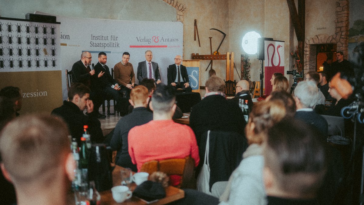 SiNetz's tweet photo. @David_Bendels @HartwigRoland @O_KirchnerAfD @P_Plattform Kontroverse um die Frage, ob man noch immer fundamentale #Opposition betreiben oder auf Machtbeteiligung hinarbeiten solle. Das selbstbewußte Sachsen-Anhalt spricht mit einer Stimme. #AfD
#Schnellroda #sr2801 #sr2901 30/🧵 https://t.co/SMTgX42UzG
