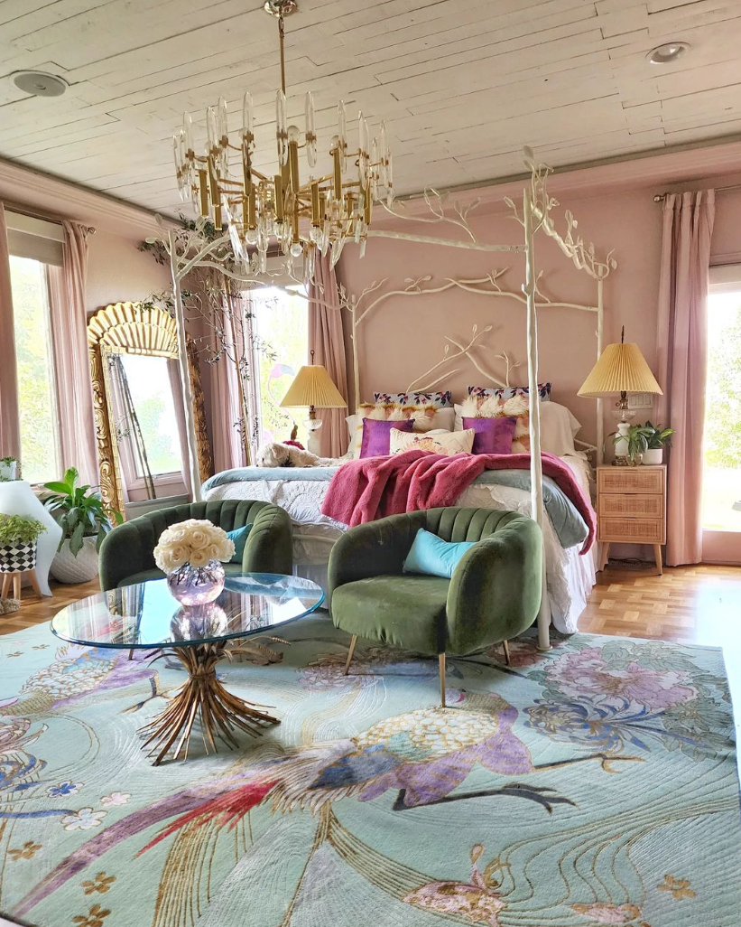 OrchardMoon's tweet photo. Absolutely in love with this maximalist bedroom by designer Tina Bousu 😍💖 #eclecticdecor #bohostyle #pastelaesthetic #pinkhomes #housegoals #bedroominspo #bedroomgoals #housebeautiful #ihavethisthingwithpink #thenewbohemians #colourfulhome #maximalistdecor #interiorinspiration https://t.co/aSG3egVQBw