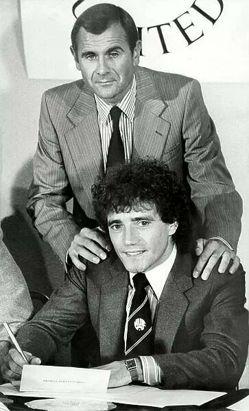 robertmdaws's tweet photo. #kevinkeegan signs for @NUFC, watched by manager #ArthurCox #NUFC https://t.co/madgNcunmG