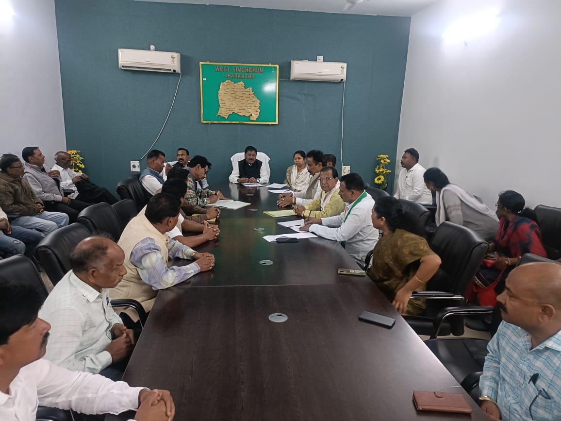 Geetakora1's tweet photo. आज चाईबासा परिसदन में म���डल अध्यक्ष, प्रखंड अध्यक्ष एवं जिला के प्रभारी सहित वरिष्ठ कांग्रेसियों के साथ बैठक की गई। बैठक में संगठन सशक्तिकरण के साथ ही हाथ से हाथ जोड़ो कार्यक्रम के सफल अयोजन को लेकर विस्तृत रूप से आवश्यक रणनीति तय की गई।
@INCIndia @INCJharkhand https://t.co/wUyCTtUhOq