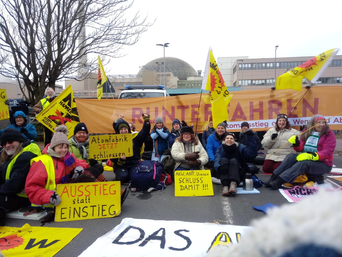 Wusstet ihr, dass in Lingen nicht nur ein AKW steht, sondern auch eine Brennelementefabrik? Die ist vom deutschen Atomausstieg ausgeschlossen und soll munter weiter Treibstoff für AKW im Ausland herstellen.
Noch ein Grund, warum wir hier heute genau richtig sind.
#Runterfahren