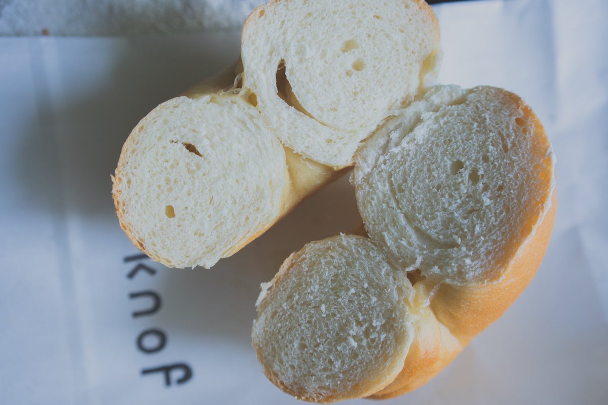 tokyo_bagel's tweet photo. 笹塚のknof（ノフ）は以前、テイクアウトする際、古民家風の店舗の中に入っていくスタイルでしたが、前の窓から注文できるスタイルに変わっていました

写真はペッパーベーコンチーズベーグル、プレーンベーグルです

#knof（#ノフ）
東京都世田谷区北沢5丁目22−9
https://t.co/jpL1ku3Kgf https://t.co/lPoLuDLR6e