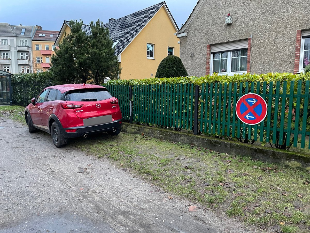 „Ich bringe ein Halteverbot-Schild an meinem Gartenzaun an, damit mit niemand meinen Privatparkplatz auf dem Fußweg/Grünstreifen wegnimmt.“ #Pankow #StraßeVorSchönholz