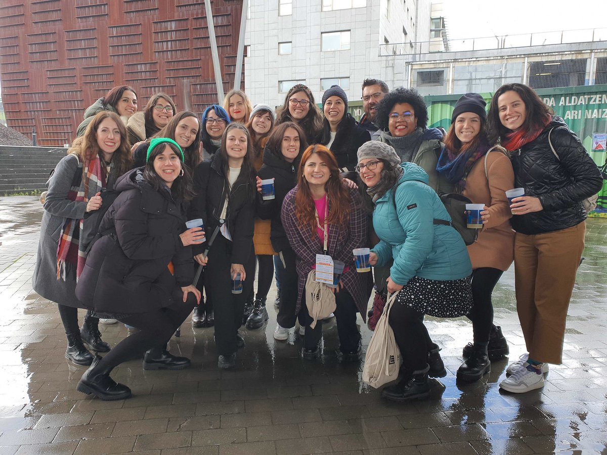 Qué maravilla <a href="/BilboStack/">BilboStack Conference</a> Reunión de compis del bootcamp de <a href="/Adalab_Digital/">Adalab</a> desde distintos puntos de la península y por fin desvirtualizamos a los profes! Confirmamos, tienen piernas. #bilbostack23 #PromoRadia