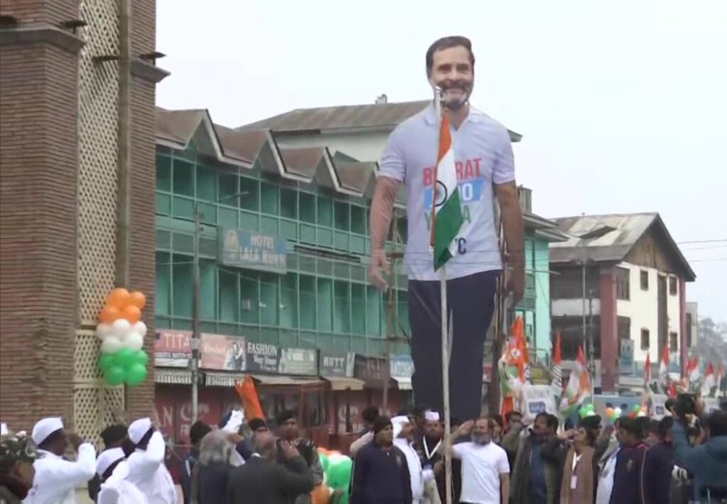 prem201216's tweet image. राहुल जी आज आपने कश्मीर के लाल चौक पर तिरंगा फहरा दिया। अब तो नरेंद्र मोदी जी को धन्यवाद कह दीजिए। आपकी पार्टी ने जिस कैंसर को पैदा किया था उसकी मोदी जी ने सर्जरी कर दी। आज आप शांति से वहां तिरंगा फहरा सके जहां आतंक का पहरा था।
#supportnarendramodi