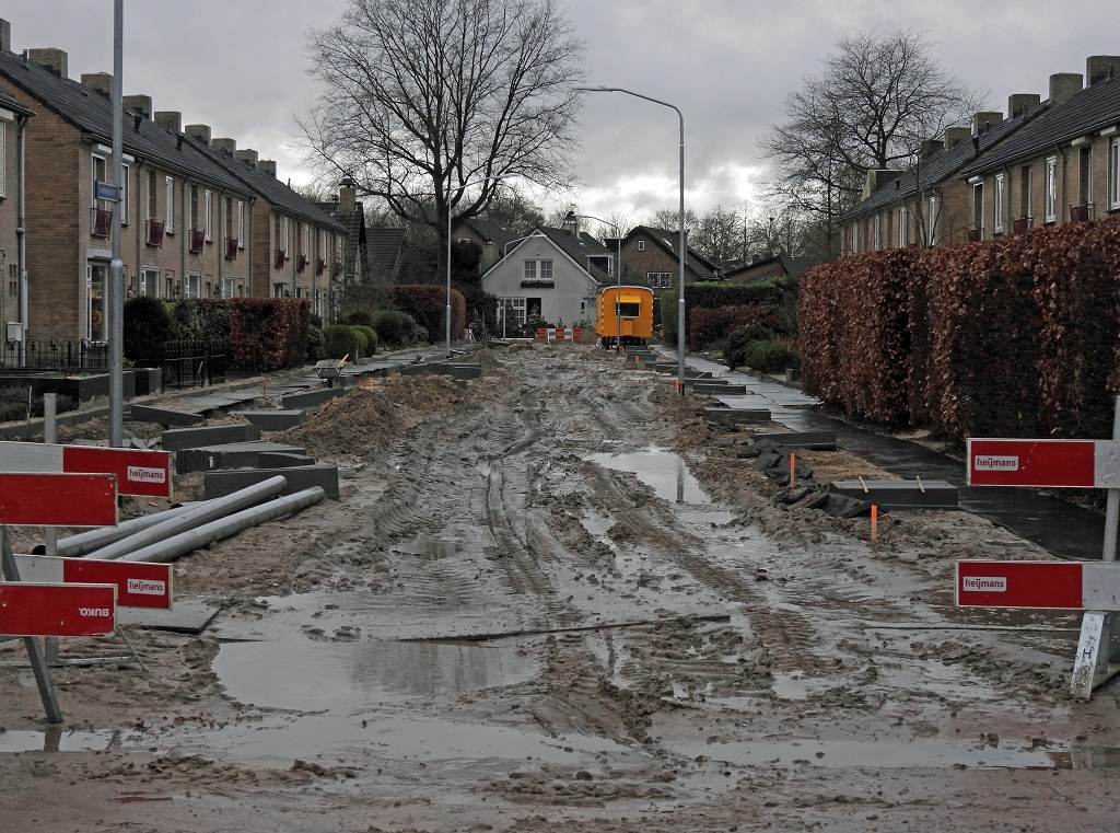 FAKLumen's tweet photo. ".. Er komt meer groen en een aparte riolering voor regenwater. We willen regenwater zo lang mogelijk vasthouden in het groen.." aldus de @gemeente_goirle. 
Daar waren de weergoden het niet mee eens. 
Baas boven baas in de strijd om het watermanagement. Foto/tekst: Annemiek Backx https://t.co/cymJsjcrsi