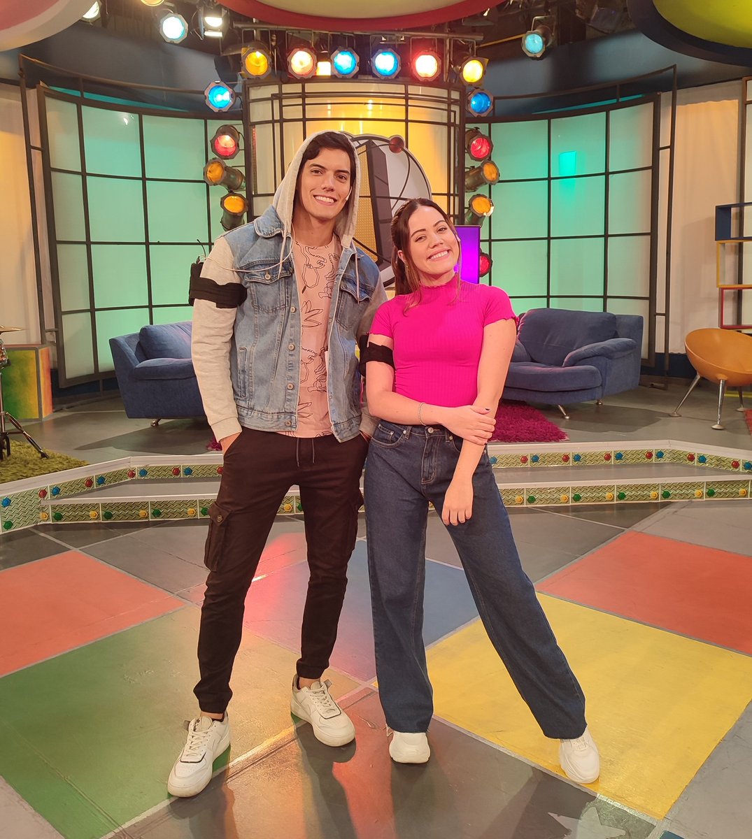 venevision's tweet photo. Aún queda diversión en @AtomicoOficial así que no te despegues de la pantalla 📺
Por cierto, ¿te sabes la respuesta a la #TriviaMix? Entonces escribe la opción correcta aquí abajo ⬇️ y sigue aprendiendo junto a @geneesisq y @mariovbruno #Venevision https://t.co/JSE32S8Sll
