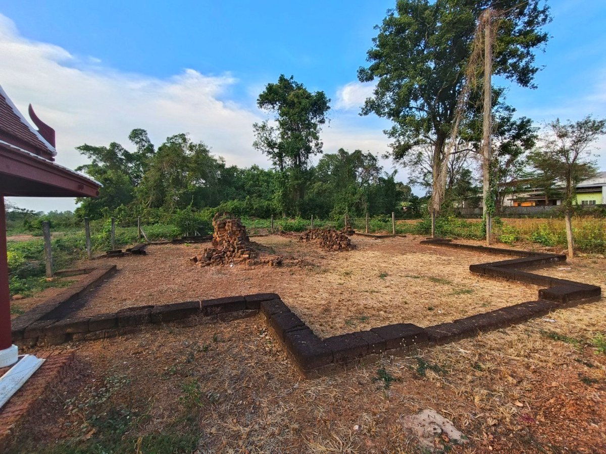 PparNnis's tweet photo. ทริปนี้ที่แรกที่ ขสต. พาไปชมคือ "โรงราชยาน" ค่ะ ตั้งอยู่ริมถน���ทางที่จะไปที่พัก
.
ที่สันนิษฐานว่าเป็นโรงราชยานเพราะมีการพบชิ้นส่วนประดับราชยานคานหามสำริดในบริเวณนี้
.
ความรู้ก็ไม่ค่อยมี เลยสงสัยว่า ทำไมโรงราชยานถึงตั้งอยู่ไกลจากเมืองจัง 🤔
.
ป้ายอธิบายของกรมศิลป์อยู่ในเมนชั่นนะคะ https://t.co/VzRti2xeFK