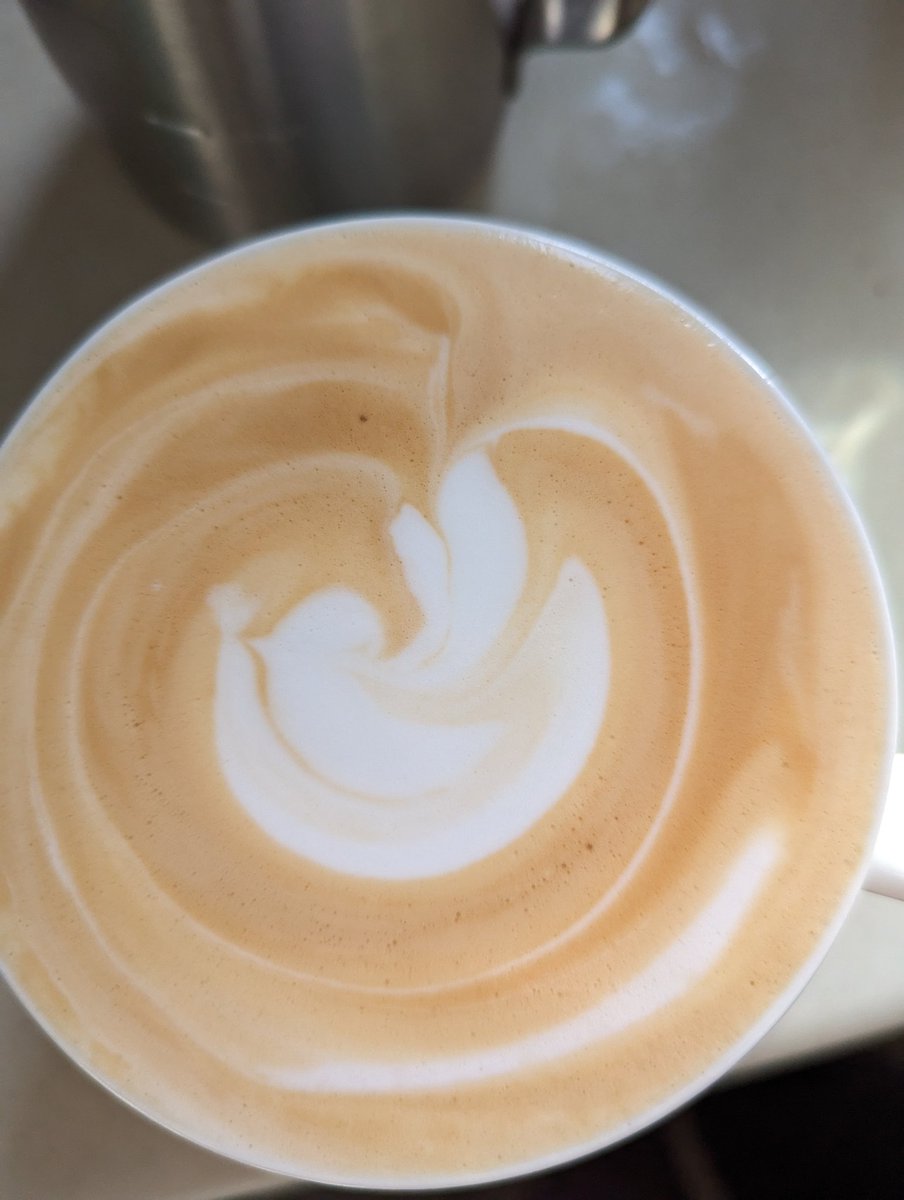 agile_geek's tweet image. If you squint you can be kind of make out a bird? Complete accident! Couldn&apos;t do it again. #latteart