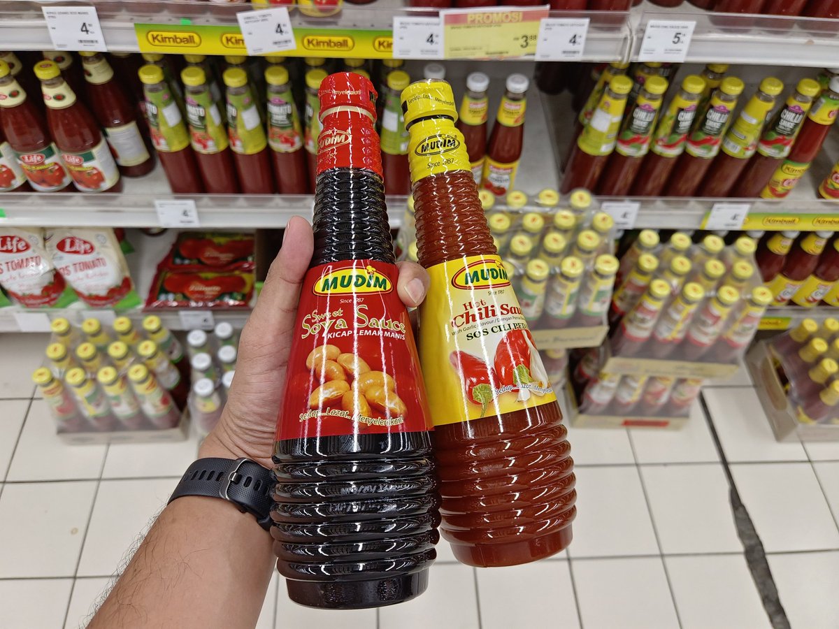 SyedAkramin's tweet photo. Ramai betul kawan-kawan Twitter yang rekomen kicap dan sos cili jenama Mudim. Semalam cari di Jaya Grocer, tak jumpa. Hari ini pergi Aeon Big, ada!

Mana geng kicap dan sos Mudim? Sila munculkan diri. https://t.co/UYNKxbVHNv