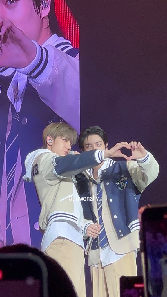 HJ25th's tweet photo. RAMYEONZ HEART 🤍
#MANIFESTO_IN_BANGKOK #heeseung #jake https://t.co/vmYl3wloSi
