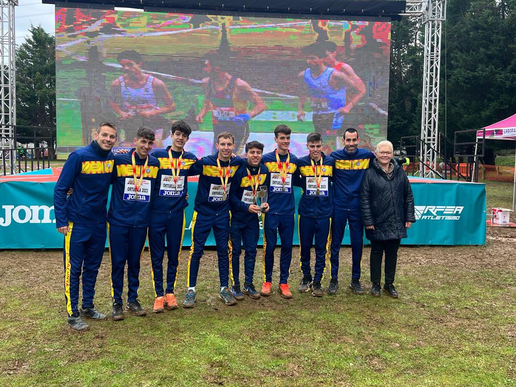 Atletisme_FCA's tweet photo. 🔴🔥 Catalunya es proclama campiona d’Espanya sub 20 al Campionat de cros que s’està celebrant a Ortuella!

👏👏 Moltes felicitats a l’Aleix Vives, en Cesc Boix, l’Oriol Jové, en Pol Seriñana, en Gonçalo Sousa i en Pau Valdepeñas!

Aleix Vives 🥈 individual! https://t.co/LmzZFvjgAv
