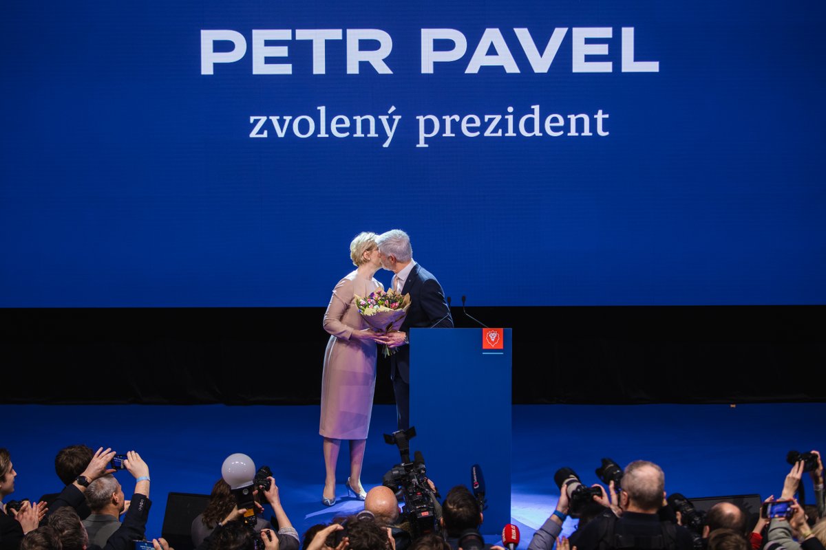 prezidentpavel's tweet image. Při vítězství hodnot nejsou vítězi a poražení. Jsme jedno společenství a musíme držet spolu. Děkujeme! 
#spolecnyprezident