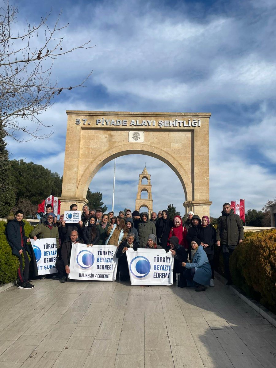 Beyazay kamplarımız devam ediyor🎉
Gençlik ve Spor Bakanlığı işbirliğiyle düzenlenen, Çanakkale Eceabat kampında bulunan şubelerimiz Çanakkale Şehitliğini ziyaret etti, Truva atında hatıra fotoğrafı çektirdi. Engelli arkadaşlarımızın tarihi gezisiyle kamp daha verimli hale geldi