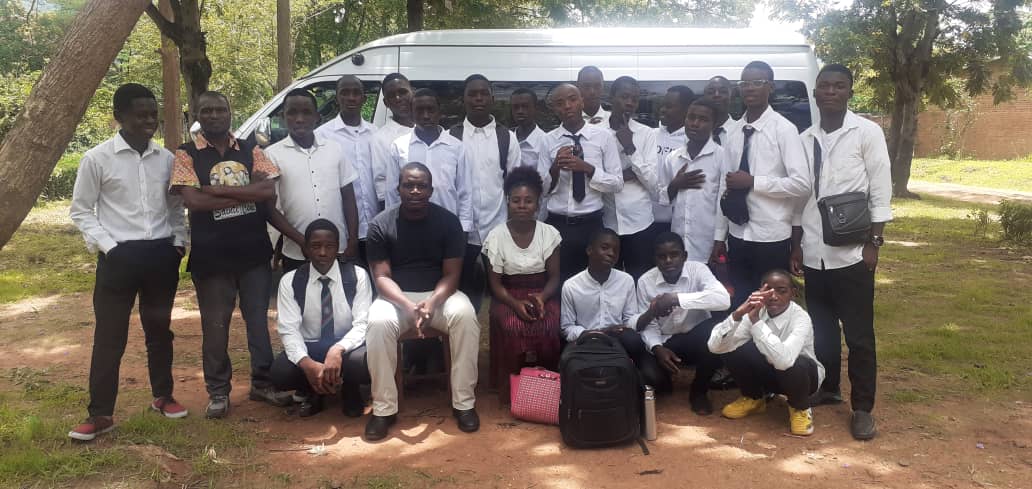 St Patrick's Minor Seminary Drama Club students on their way to Mzuzu for Divisional Drama Competition. We wish them good luck. @DWandfriends