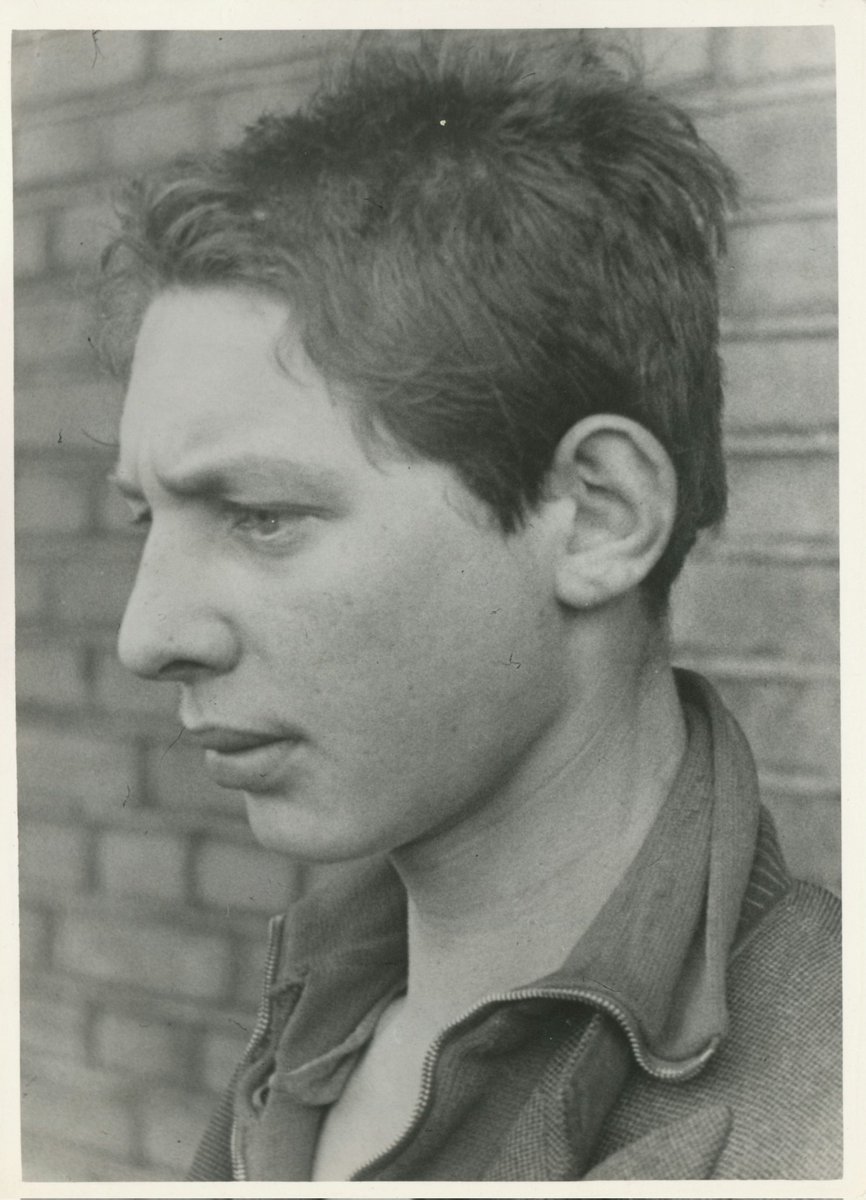 Vandaag is de Nationale #HolocaustHerdenking, vrijdag was de #Holocaust Memorial Day. Ik denk onder meer aan deze onbekende jongeman, gefotografeerd in gevangenschap door nationaalsocialist #HermanHeukels. Foto: <a href="/NIODamsterdam/">NIOD | Bluesky: @niodamsterdam.bsky.social</a>. Lees meer op linkedin.com/in/machlienvla…