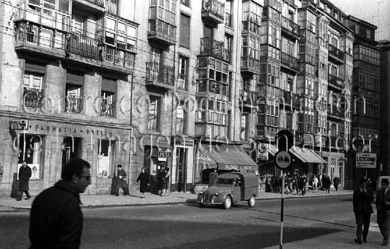 santatipo's tweet image. Pero hubo más. Por ejemplo &quot;Monerris&quot;, que hasta que tuvo de nuevo local, estuvo en un portal y fue de quien sacamos la historia de esta característica.
En la calle Burgos también hubo (y hay) como se ve en esa foto del #CDIS o la ya desaparecida &quot;Papeleria Rocío&quot;