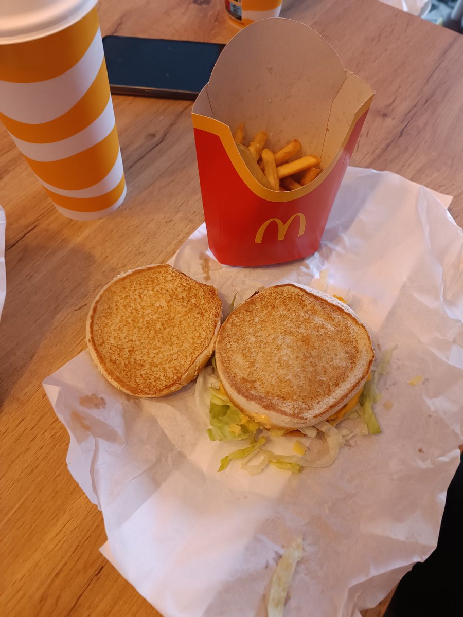 damienperrot's tweet photo. @McDonaldsFrance merci pour cette belle surprise, un menu maxi best of avec une frite rempli qu'à moitié et surtout un bigmac sans steak. Un grand merci a votre " restaurant" situé a Francheville dans le Rhône. https://t.co/2h6Cv8O3LF