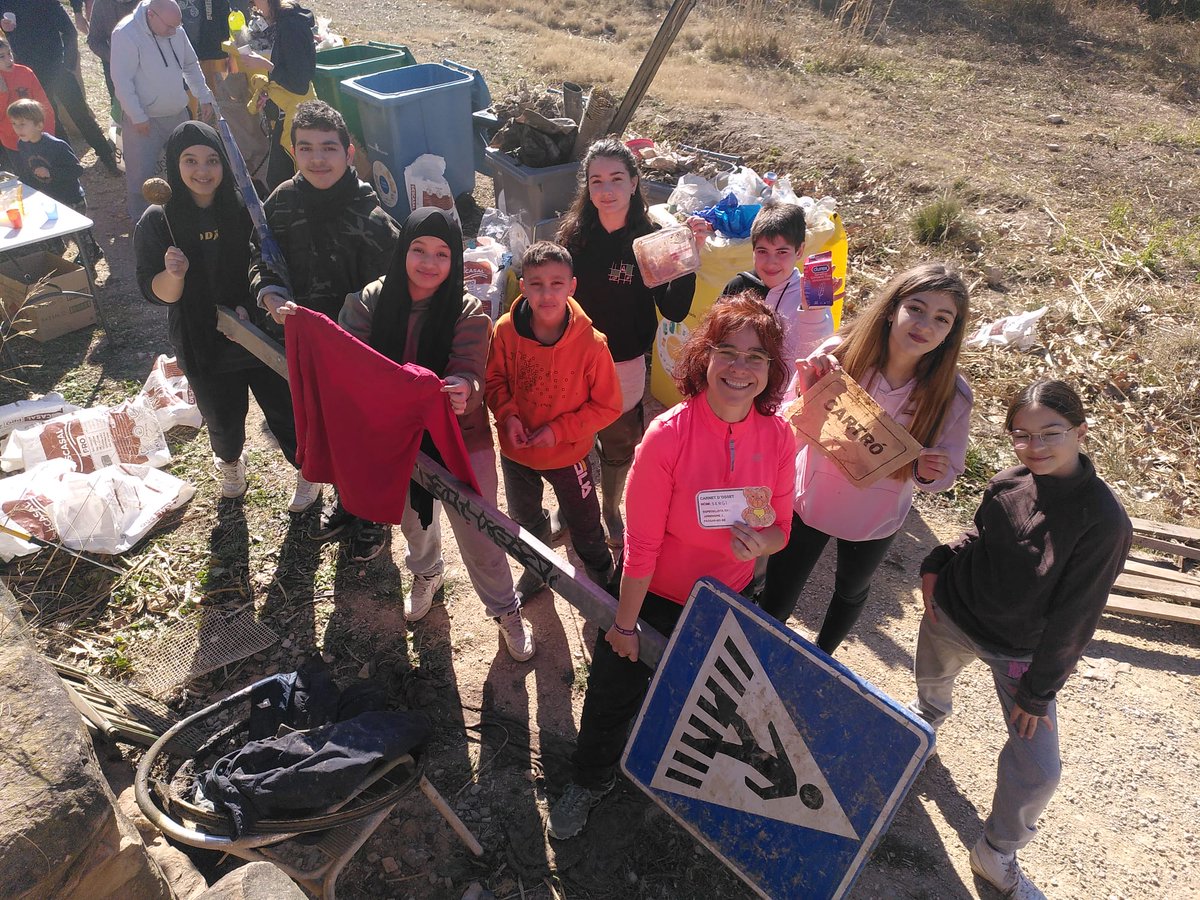 PelClima's tweet photo. 👉🏽 Guardeu-vos el 2️⃣6️⃣ de març, farem una gran festa al riu per reivindicar-lo 🎉🎉🎉

👉🏽 Moltes gràcies a totes les persones que heu vingut 🙌🏽🙏🏽

#plogging #noesbiodegradable #stopwetwipes #loriuesvida #keepyourspotclean #stoptovalloletesalvàter #stoptovalloletess #riuanoiaviu https://t.co/AQq7AO3ToK