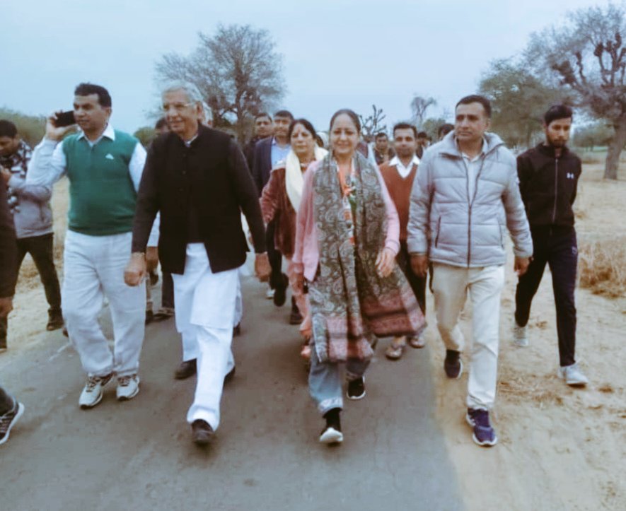 Brijendra_ola's tweet photo. आज अपने विधानसभा क्षेत्र (झुंझुनू) में गाँव बीबासर से शीशीया तक "हाथ से हाथ जोड़ो" अभियान में भाग लिया। 
"हाथ से हाथ जोड़ो" अभियान के तहत श्री @RahulGandhi जी द्वारा देश के नाम दिए गए एकता और भाईचारे के संदेश को जन जन तक पहुंचाना है। #HathSeHathJodo https://t.co/X9loYHoqLV
