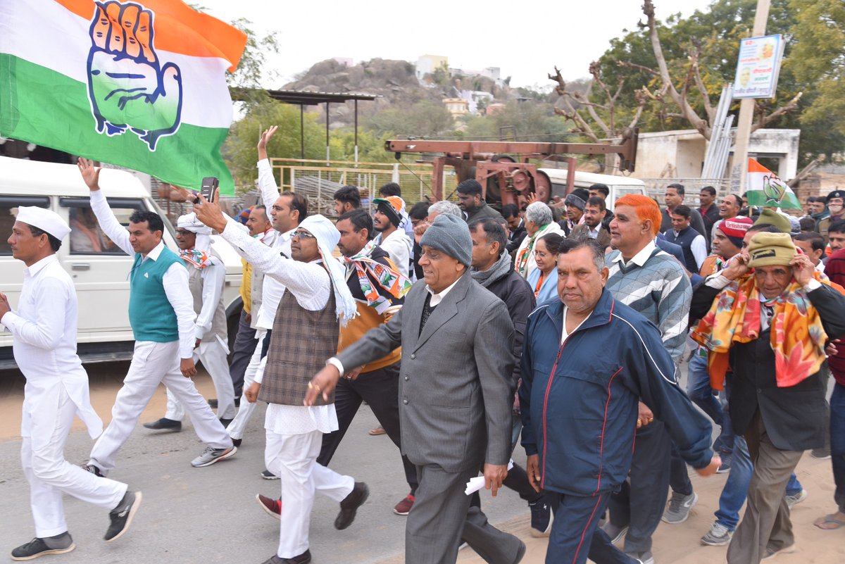आज अपने विधानसभा क्षेत्र (झुंझुनू) में गाँव बीबासर से शीशीया तक "हाथ से हाथ जोड़ो" अभियान में भाग लिया। 
"हाथ से हाथ जोड़ो" अभियान के तहत श्री <a href="/RahulGandhi/">Rahul Gandhi</a> जी द्वारा देश के नाम दिए गए एकता और भाईचारे के संदेश को जन जन तक पहुंचाना है। #HathSeHathJodo