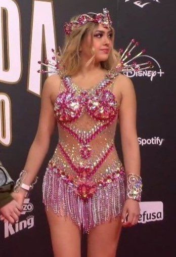 destiyno's tweet image. ARI SIEMPRE ARRASANDO CON LOS OUTFITS QUE LLEVAAAAAAAAAAA #esland2023