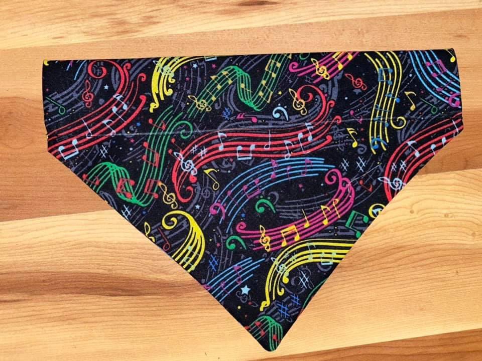 FraileyTara's tweet photo. Hey y’all! I have these super adorable pet bandannas for Valentines Day and Mardi Gras! They are only $8, and I will ship! #supportsmallbusiness https://t.co/eONwQmCLGp