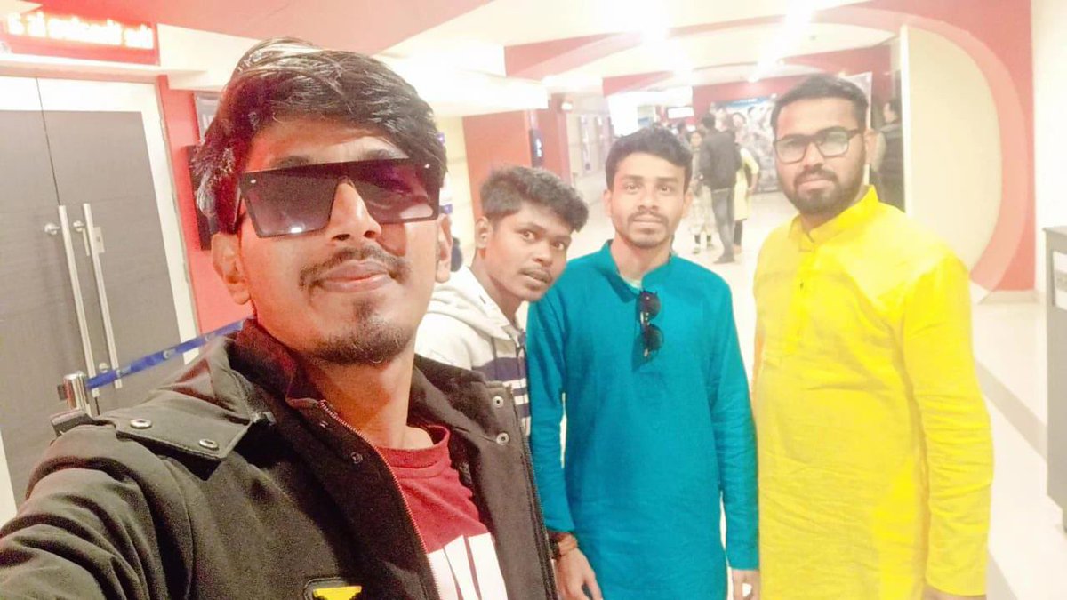 SRKCHENNAIFC's tweet photo. Pics: Some of the fans from @SrkKatwaCFC team watched #Pathaan again for the 4th time &amp; second time today 😍

PATHAAN 400 CRORE IN 4 DAYS

#ShahRukhKhan @iamsrk @deepikapadukone @TheJohnAbraham @yrf https://t.co/bofGK2iebV
