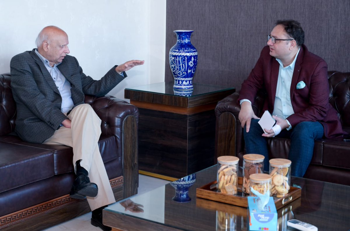 @TeamSarwar Raja Rafqat Kiyani called on Former Governor Punjab @ChMSarwar at the head office of The #SarwarFoundation. Appreciated the efforts of @SarwarFdn for the #FloodVictims of #Pakistan.