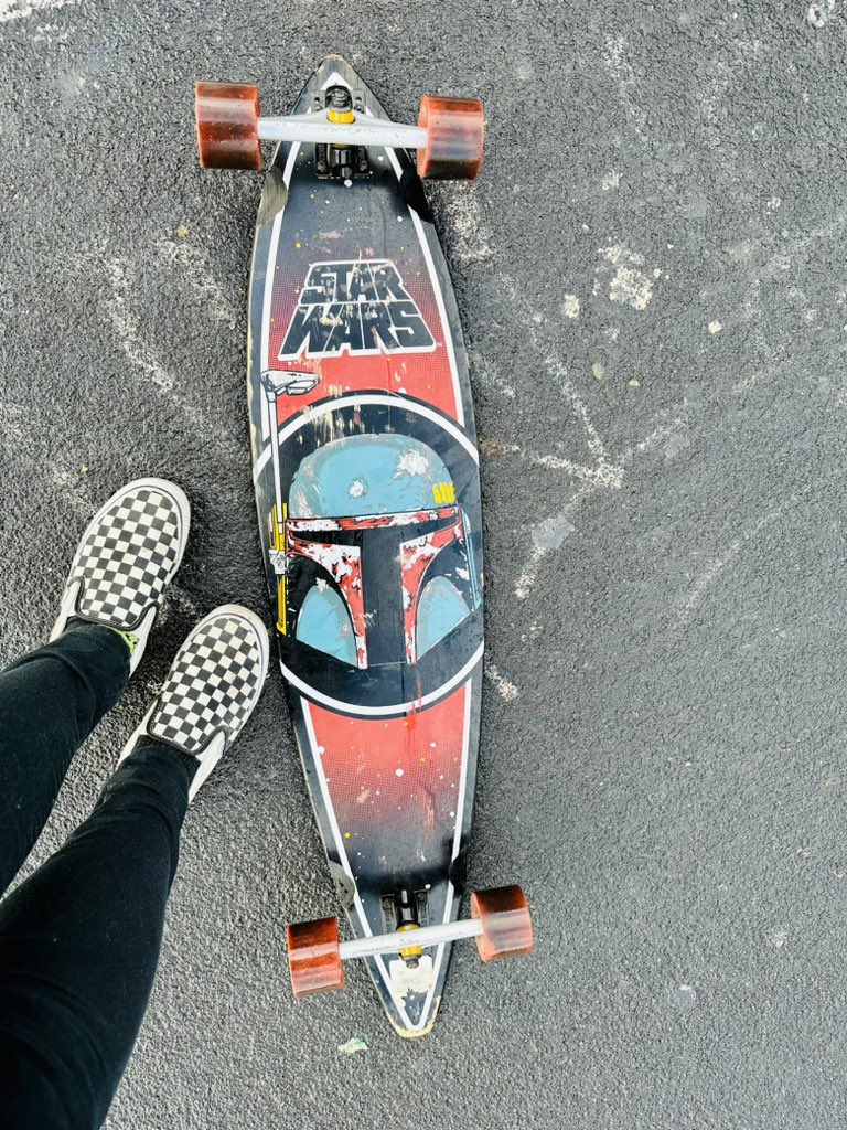 StarWarsThrift's tweet photo. Got myself a Boba Fett longboard. 🛹 ♻️ #fleafinds https://t.co/v0jjcdnjkw