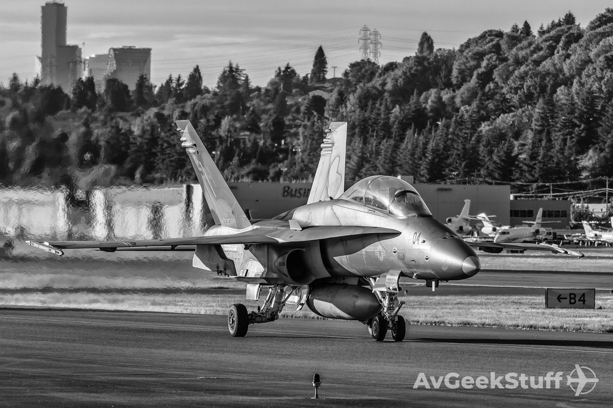 F/A-18 from VMFAT-101 based at Miramar dropping into Boeing Field. #marineaviation #planespotting #avgeek