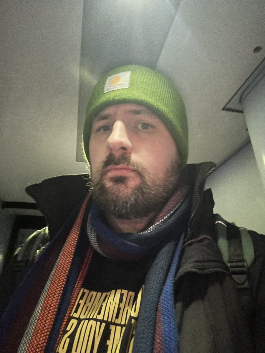 AWorkOfStuART's tweet image. I can’t stand up on any train properly #TallPeopleProblems