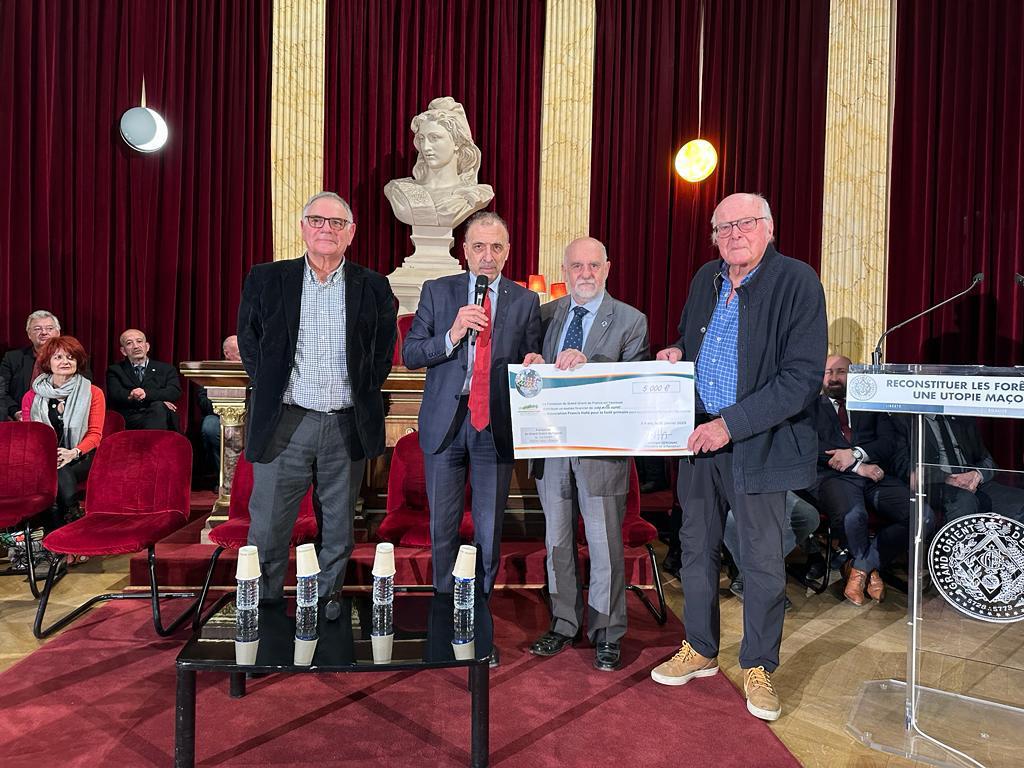 La Fondation du Grand Orient de France http:// fondation-godf.org remet un chèque de 5000 € à l’association Francis Hallé pour la forêt primaire. <a href="/AssoFHalleForet/">Association Francis Hallé pour la Forêt Primaire</a> 
foretprimaire-francishalle.org