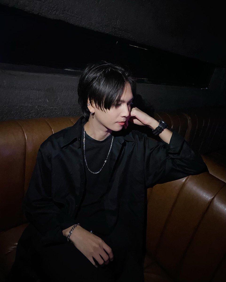 Huechasit's tweet photo. Hue.chs Instagram update 🖤😎
   : long time no see 
#ฮิวชาสิฏฐ์ #เยลลี่ของฮิว #huechasit_family #huechs https://t.co/d6oAXqo55i
