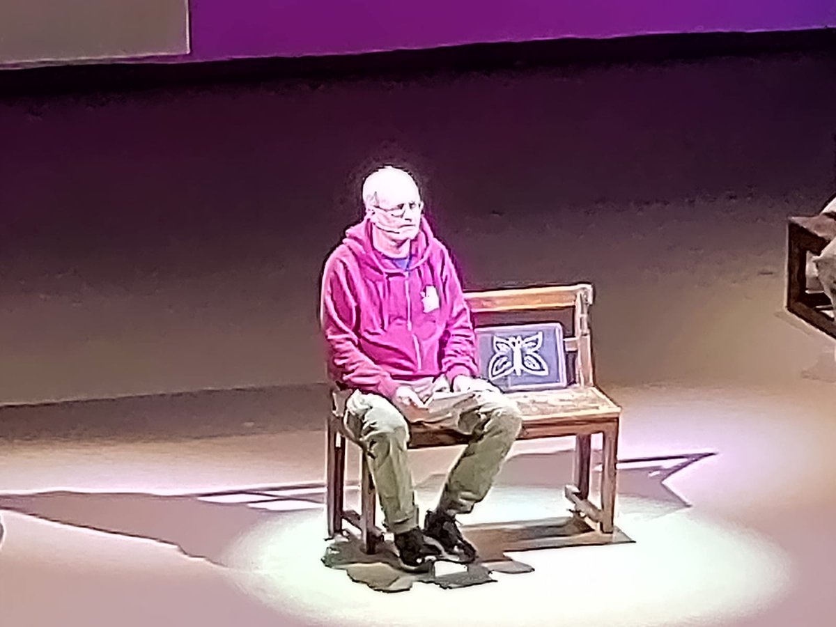 Il direttore di Istoreco Matthias Durchfeld introduce il contesto storico del "Brundidar", lo spettacolo teatrale per bambini in scena oggi al teatro Ariosto in occasione del Giorno della Memoria.