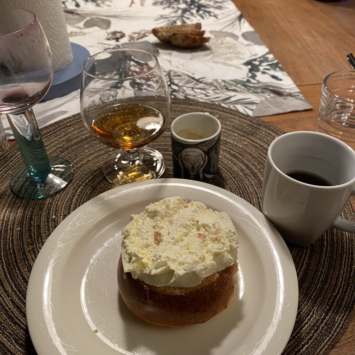ESBC_Vuoksenmaa's tweet photo. ” No, mitä me nyt täällä enää tehdään. Lähdetään, #opettaja Uskali” (#Betsit #Leganda #Posti toisen legendan, edesmenneen Pekka Salmen hoolissa poikki mentyään 80-luvun lopulla). 

Sama fiilis.

No, menen #Baby’n klubilta työhuoneeseen #ravit loppulähdöiksi. 

#ToinenAika https://t.co/UT7AdVSWaT