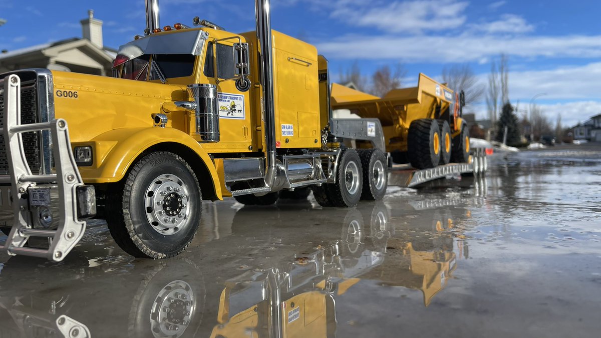 Lucas31021's tweet image. RC Semi Addiction #heavyhauling #tamiya #kinghauler #lowbedtrailer #rocktruck 😄👍🏼