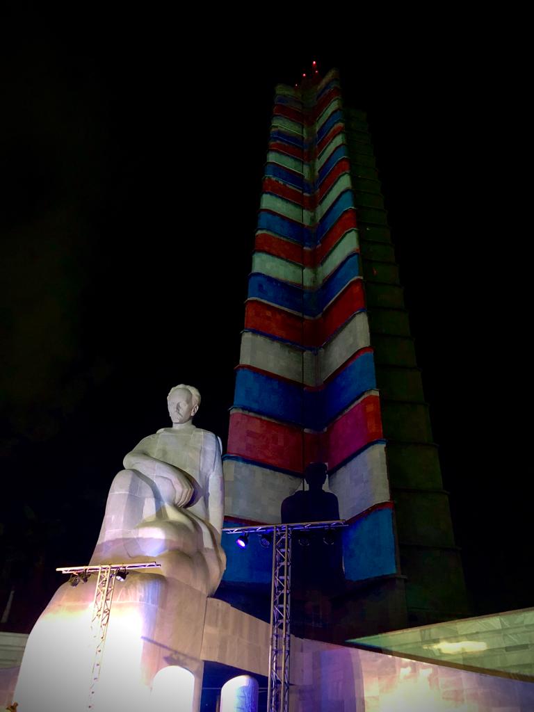 Hermoso fue el concierto "Saberse cubano" que tuvo lugar en la noche de este sábado como colofón de los homenajes por el aniversario 170 del natalicio del Apóstol. La plaza, iluminada con nuestros símbolos patrios mostró sus mejores galas. #MartiVive y vivirá. #Cuba