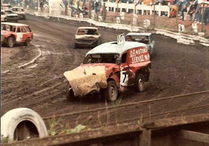 spike_A1Radio's tweet photo. 107 Paul Stig Davies #PigVan #Austiin at #Crewe late 80,s #bangers #ovalmotorsport https://t.co/UKWKuZ0wnd