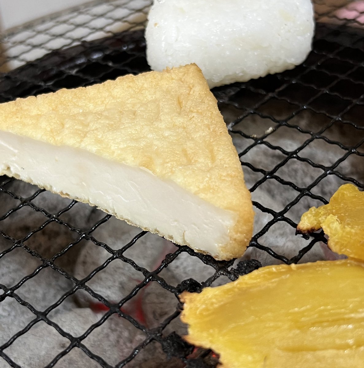 1月27日vol.16
厚揚げ豆腐？
母ぽことお店で食べた。
厚揚げはハードル高すぎた。
半分で限界だったので半分こ。
さつまいも美味しかったなぁ〜