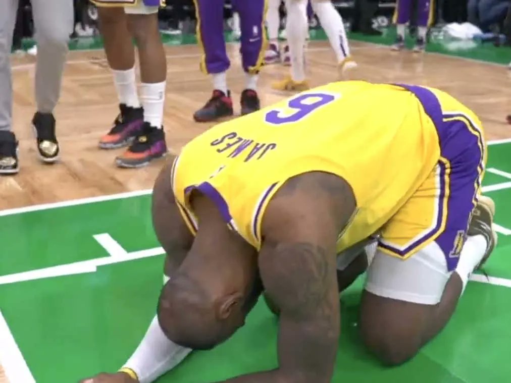 barstoolsports's tweet photo. LeBron James Threw A Temper Tantrum For The Ages After Some Late Game Drama Didn't Go His Way https://t.co/EcKAERUf3O https://t.co/TxYOPATgaW