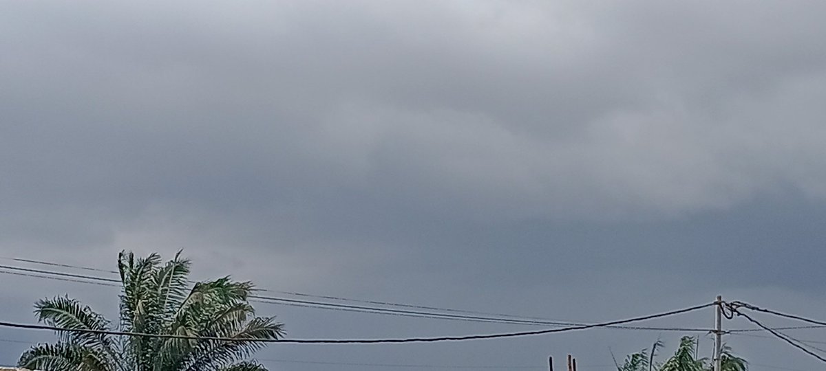 elhadjham's tweet photo. En ce dimanche 29/01/23, le ciel à Lomé confirme l'arrivée de la saison pluvieuse. La semaine dernière, les Zones de #Tsevié jusqu'à #NOTSE ont reçues leurs premières pluies. Un bon signe que le TOGO est un pays béni. 
#TgTwittos https://t.co/svuJxE9AOC