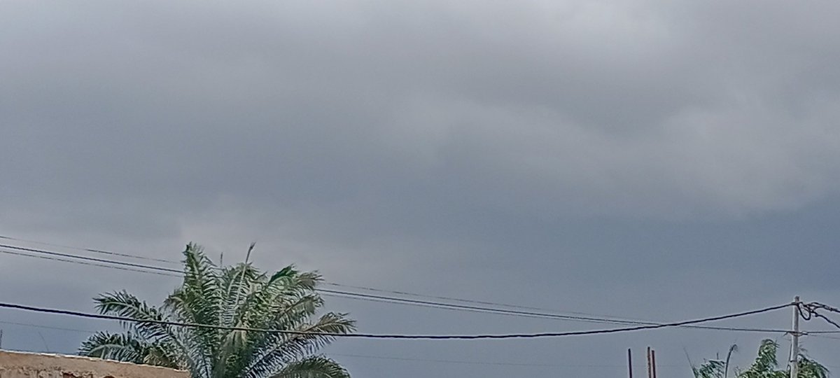 elhadjham's tweet photo. En ce dimanche 29/01/23, le ciel à Lomé confirme l'arrivée de la saison pluvieuse. La semaine dernière, les Zones de #Tsevié jusqu'à #NOTSE ont reçues leurs premières pluies. Un bon signe que le TOGO est un pays béni. 
#TgTwittos https://t.co/svuJxE9AOC