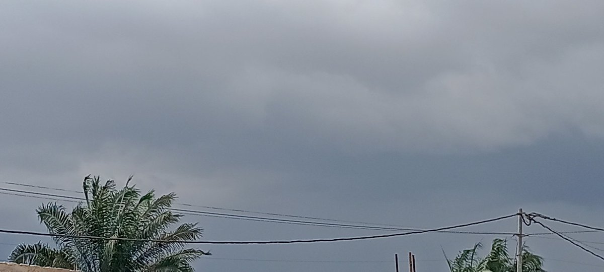 elhadjham's tweet photo. En ce dimanche 29/01/23, le ciel à Lomé confirme l'arrivée de la saison pluvieuse. La semaine dernière, les Zones de #Tsevié jusqu'à #NOTSE ont reçues leurs premières pluies. Un bon signe que le TOGO est un pays béni. 
#TgTwittos https://t.co/svuJxE9AOC