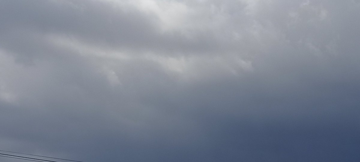 elhadjham's tweet photo. En ce dimanche 29/01/23, le ciel à Lomé confirme l'arrivée de la saison pluvieuse. La semaine dernière, les Zones de #Tsevié jusqu'à #NOTSE ont reçues leurs premières pluies. Un bon signe que le TOGO est un pays béni. 
#TgTwittos https://t.co/svuJxE9AOC